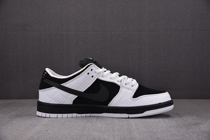 TIGHTBOOTH x NK Dunk SB Low