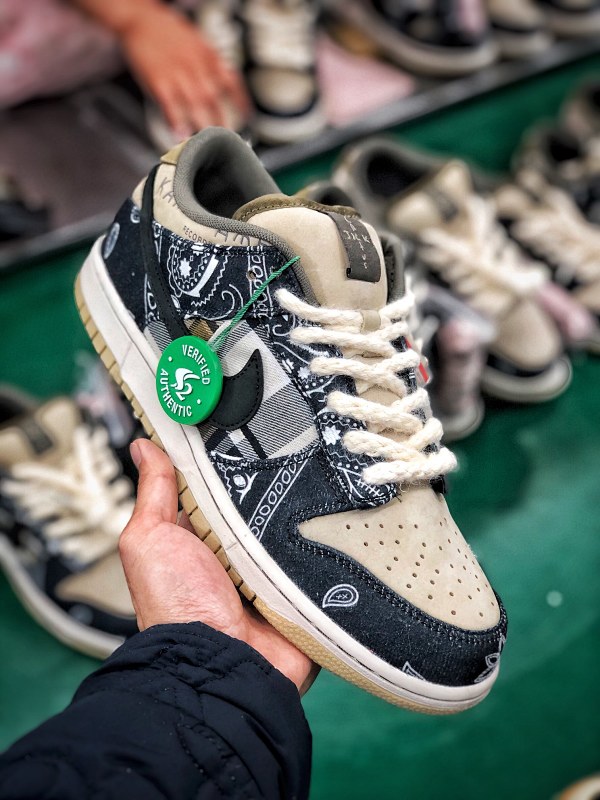 Travis Scott × SB Dunk