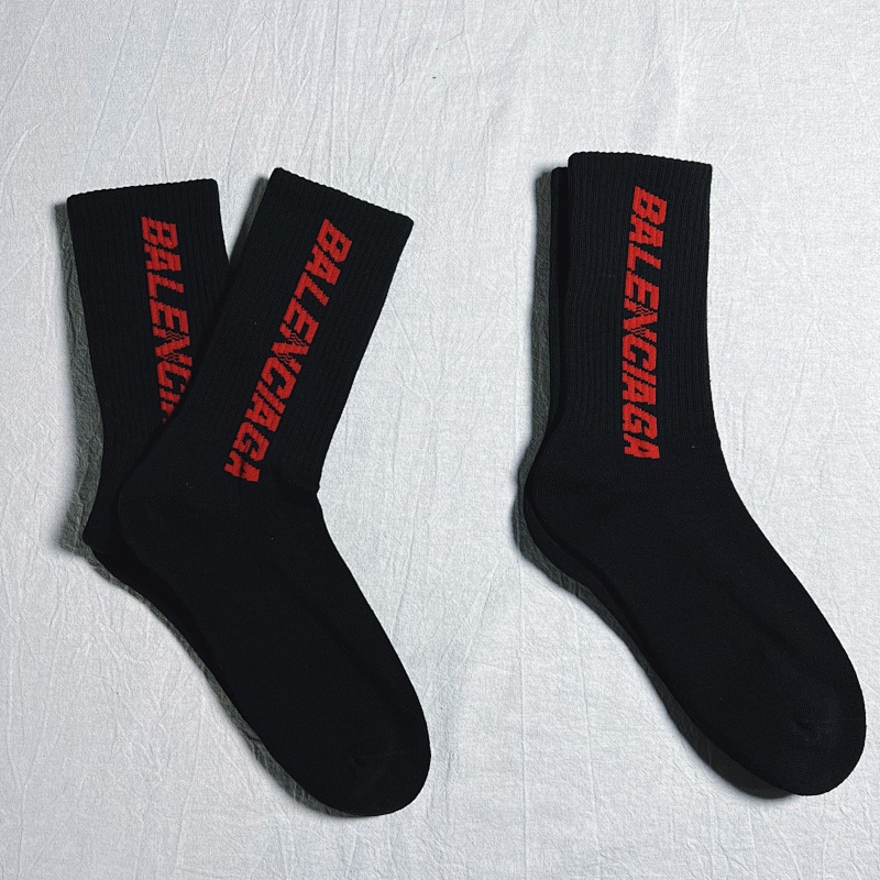 B MEN'S RACER SOCKS IN BLACK/RED