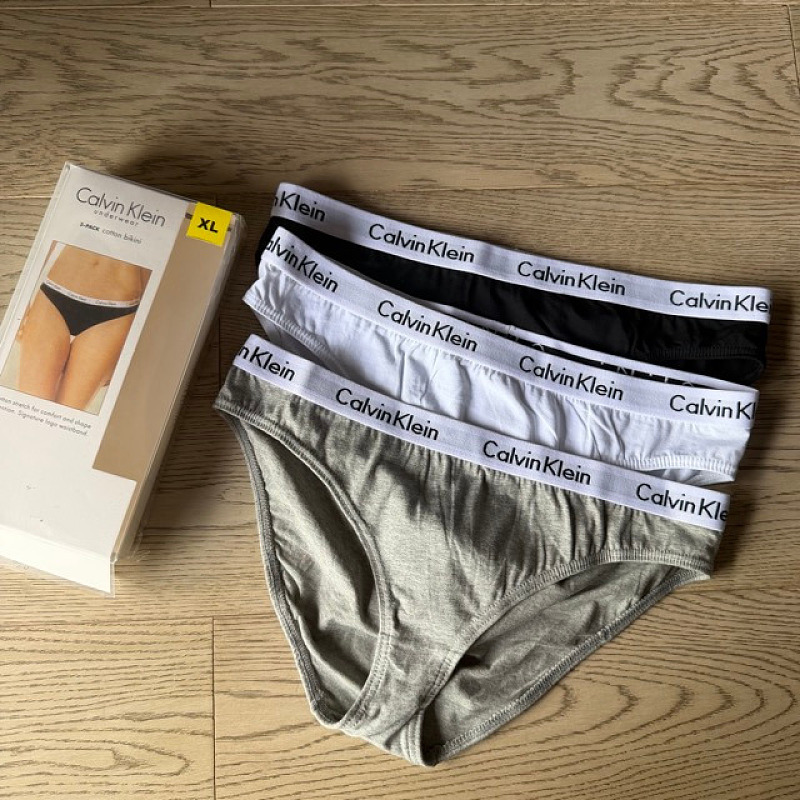 paris of briefs for woman